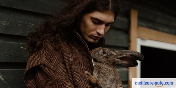 un homme fait un câlin à sa lapine 