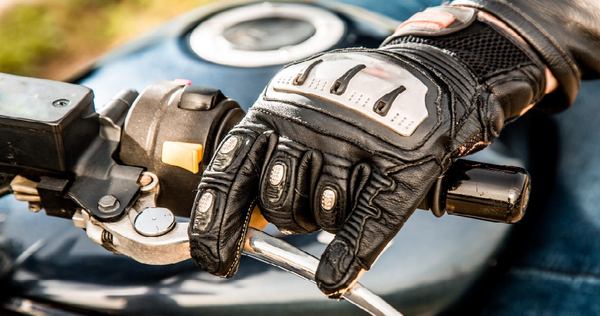 une main avec un gant de moto