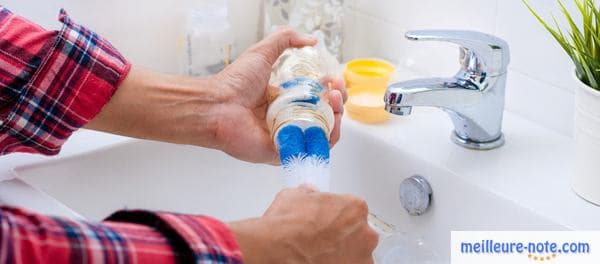 un homme nettoie une bouteille