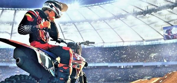 un jeune homme assise sur une moto 