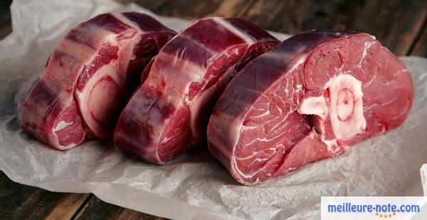 des morceaux de viande cru