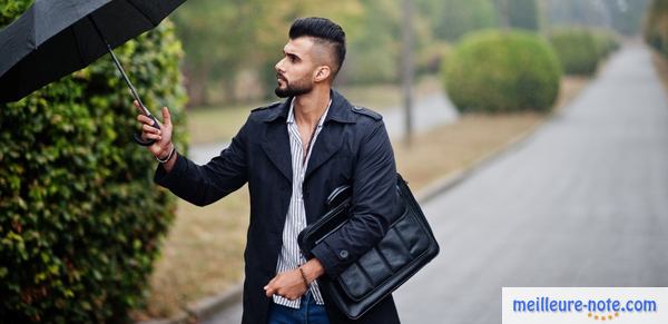 Un jeune homme qui porte un cartable fashion