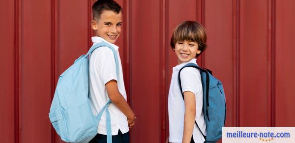 deux petits garçons avec leur cartable