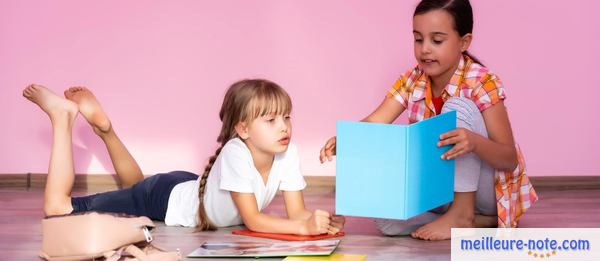 Deux petites filles apprennent