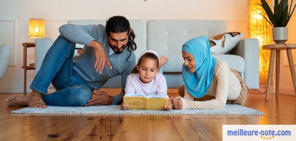 une famille regarde leur livre