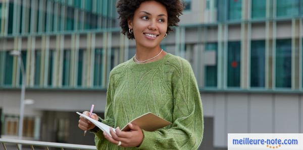 une femme heureuse avec son bloc note