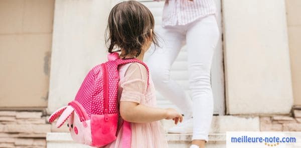 une petite fille avec sa mère