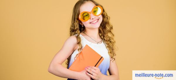 une fille heureuse avec son agenda