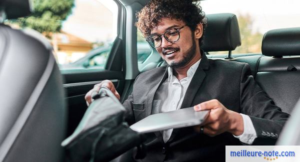 un homme dans une voiture