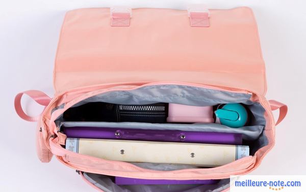 Intérieur et contenu d'un cartable rose