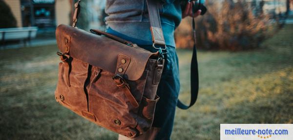 Jeune homme porte cartable bandoulière