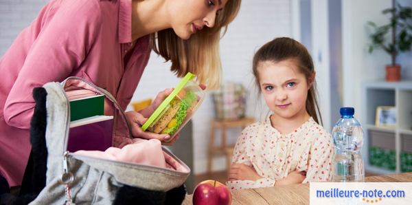 une maitresse avec une petite fille