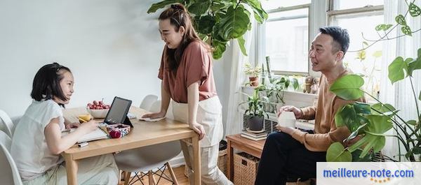 Une petite fille qui fait ses devoirs avec ses parents