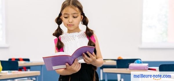 Une petite fille qui tient son cahier