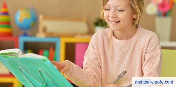 une petite fille à l'école