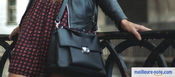 Un petit sac de cours noir pour femme