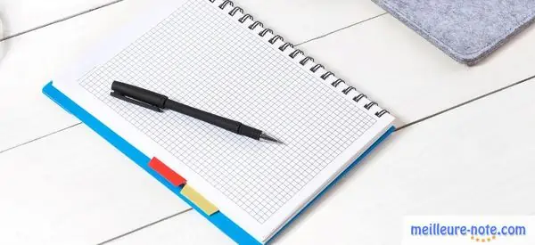 un cahier de texte avec un stylos