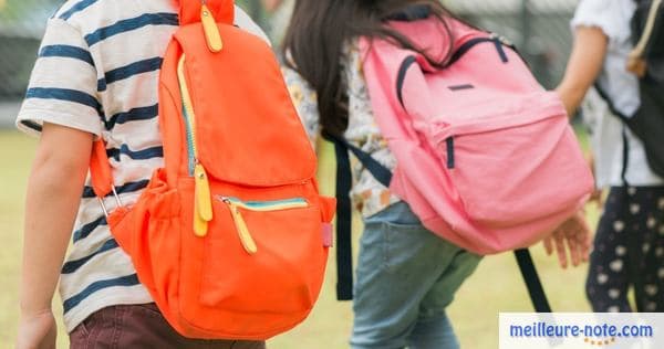 trois petits enfant avec leur cartable