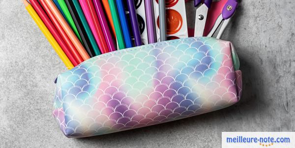 une trousse en couleur arc en ciel
