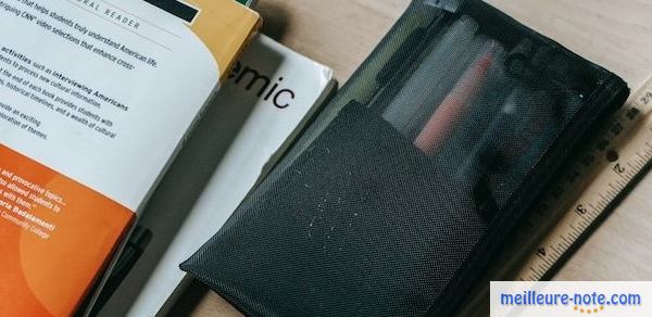 Une trousse en toile noire
