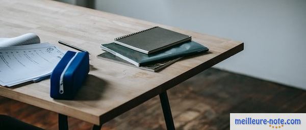 Une trousse rigide de couleur bleue