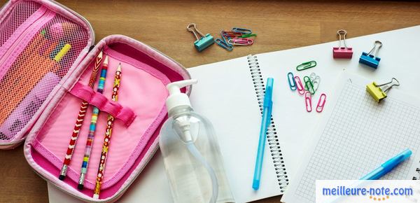 un trousse rose avec des accessoires scolaires