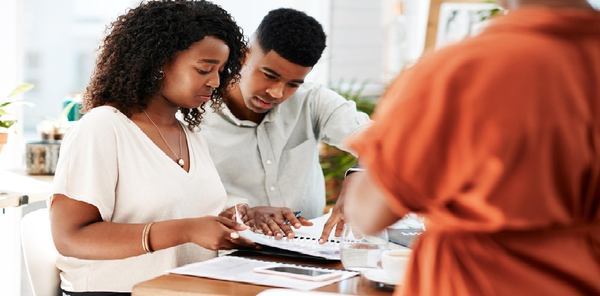 deux jeunes couples dans un bureau