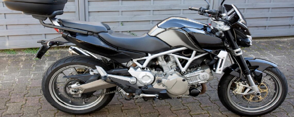 une moto noir 125 cc