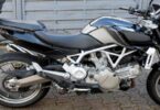 une moto noir 125 cc