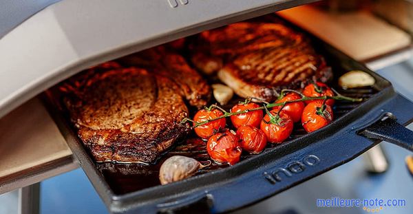 plat contenant viandes grillées et tomates au cerise cuit au four