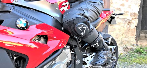 un homme sur une moto avec son pantalon pour moto