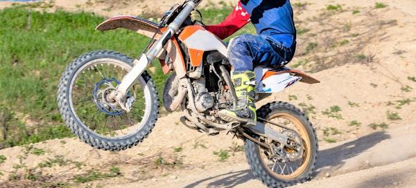 une motocycliste sur la piste