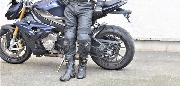 un homme avec un pantalon cuir et protéger