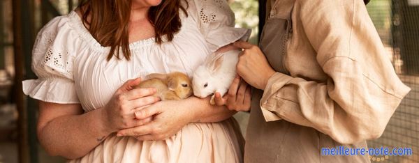 Deux femme qui tient des cochons d'Inde