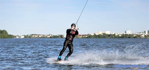 un homme joue au kitesurf avec sa combinaison