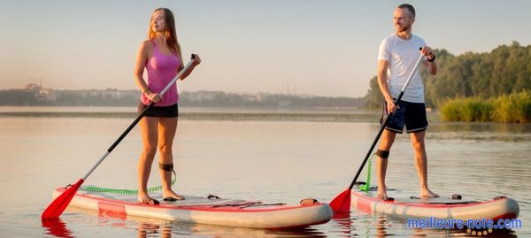 Un couple qui utilisent une pagaie de paddle