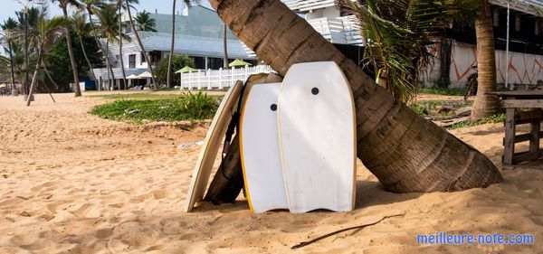 Des bodyboard sur le sable