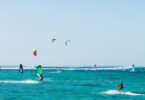 kitesurfers sur océan indien