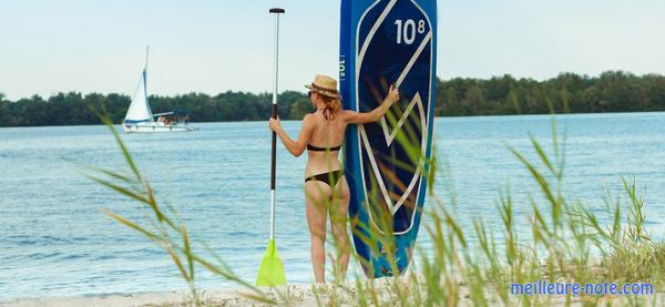 une femme et son paddle