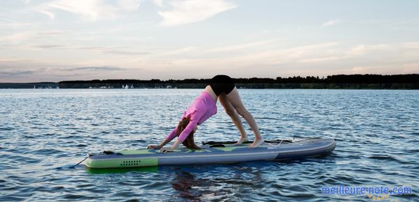 une femme fait un exercice sur son paddle
