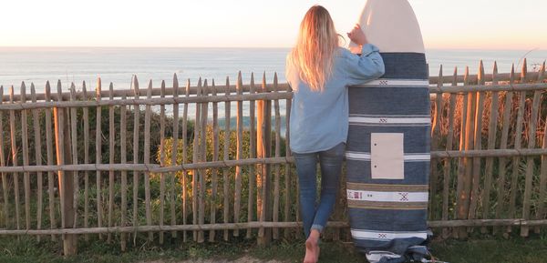 Une femme et une housse de planche de surf