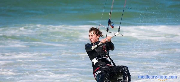 Une femme qui utilise la barre de kitesurf