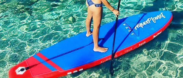 une femme sur un paddle bleu