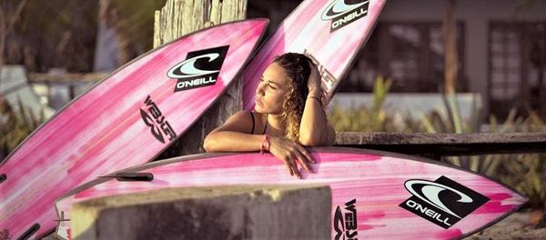 une femme et trois surf O'neill