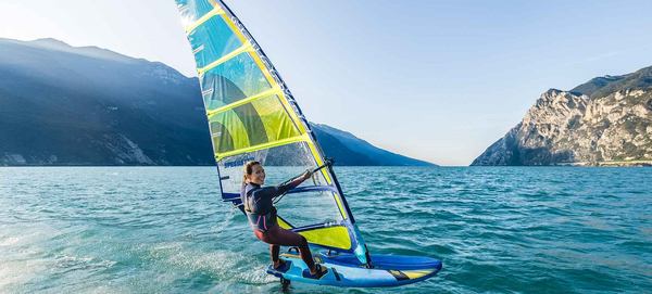 une femme joue au wind foil