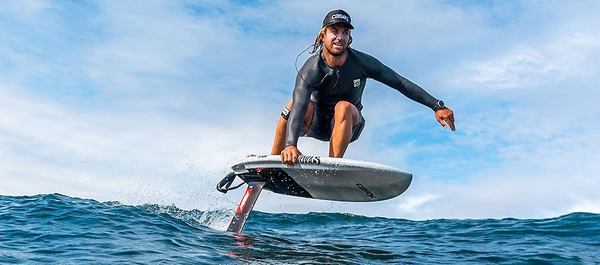 un homme joue au foil