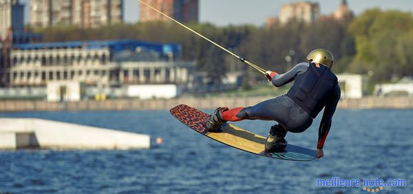 Un homme avec une planche de kitesurf