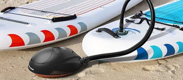 un gonfleur électrique et deux paddles 