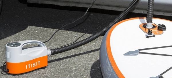 un gonfleur électrique gonfle le paddle