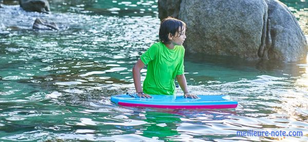 Un petit garçon et bodyboard